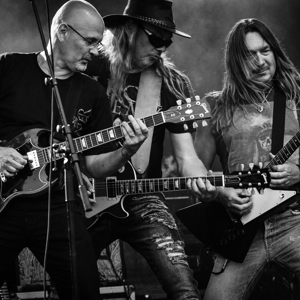 Za pohađanje škole gitare nikad nije kasno, bilo da se prvi puta želite okušati, počeli ste i ne znate kako dalje ili već svirate neko vrijeme.